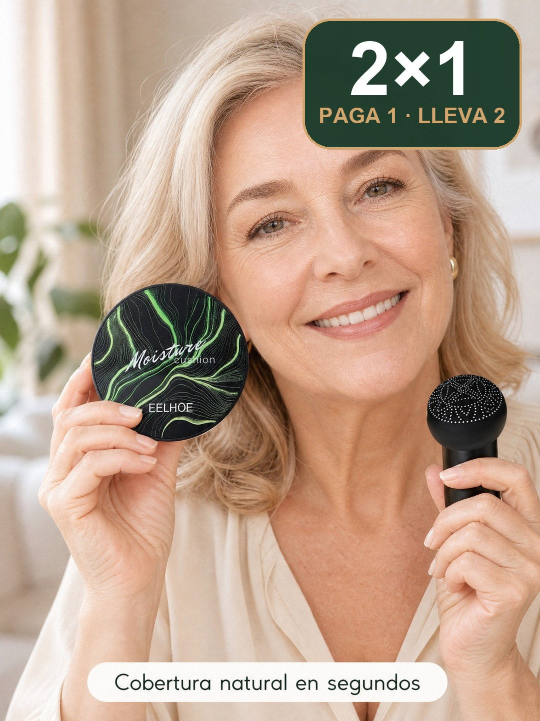 Mujer aplicando la base con la esponja champiñón